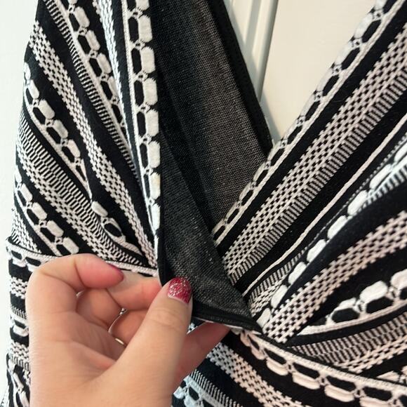 Vanessa Virginia Black & Off White Plunge Neck Peplum Sleeveless Top - Picture 4 of 12